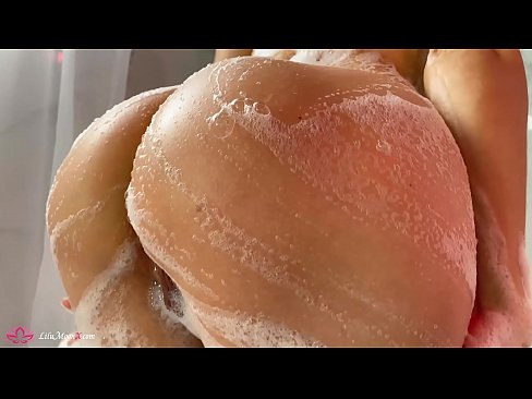 ❤️ Brunetka masturbuje kundičku s vibrátorom až do intenzívneho orgazmu v sprche Tvrdé porno na sk.trysex.ru ️❤